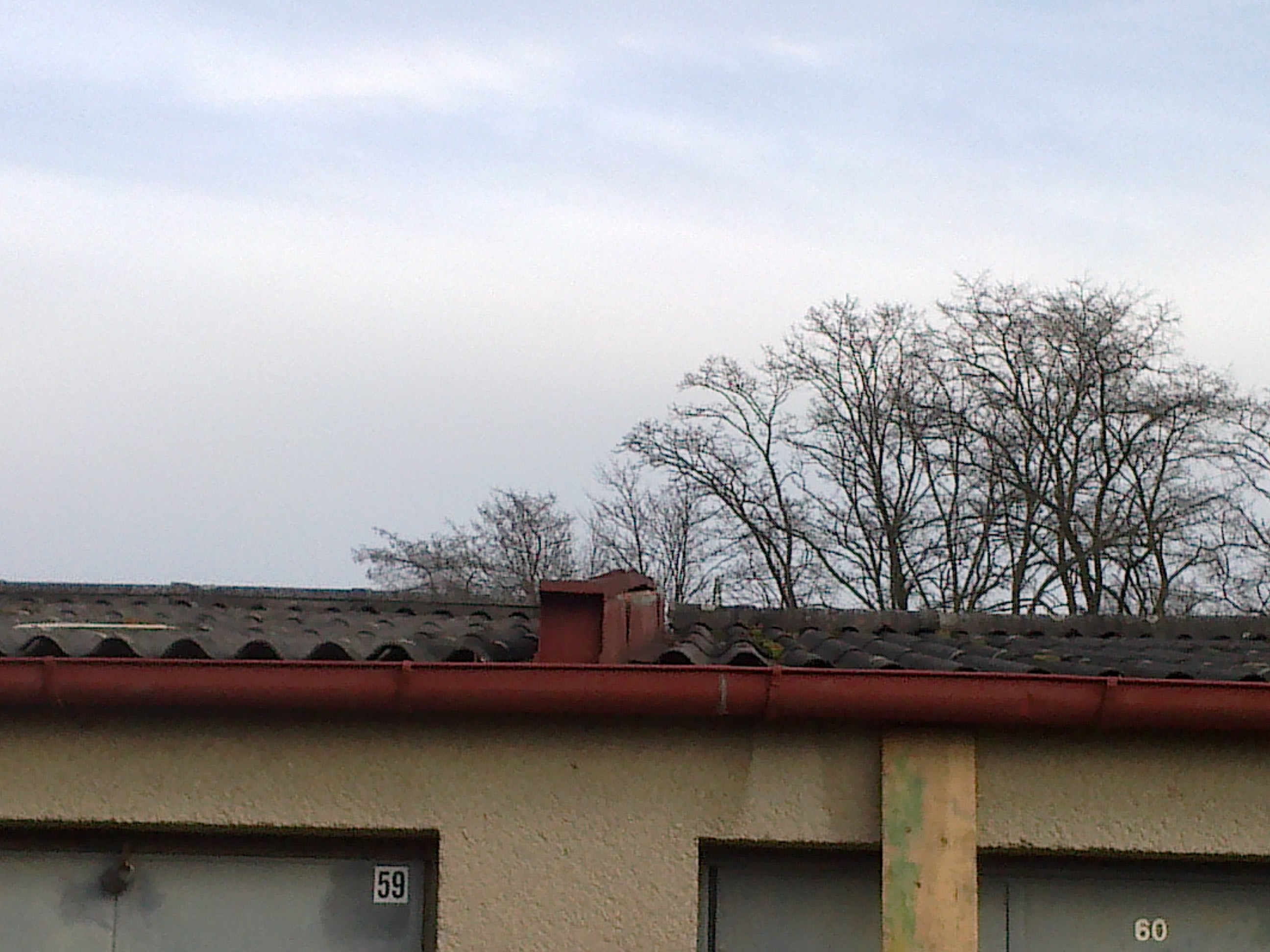 001- odfouklý plech na střeše